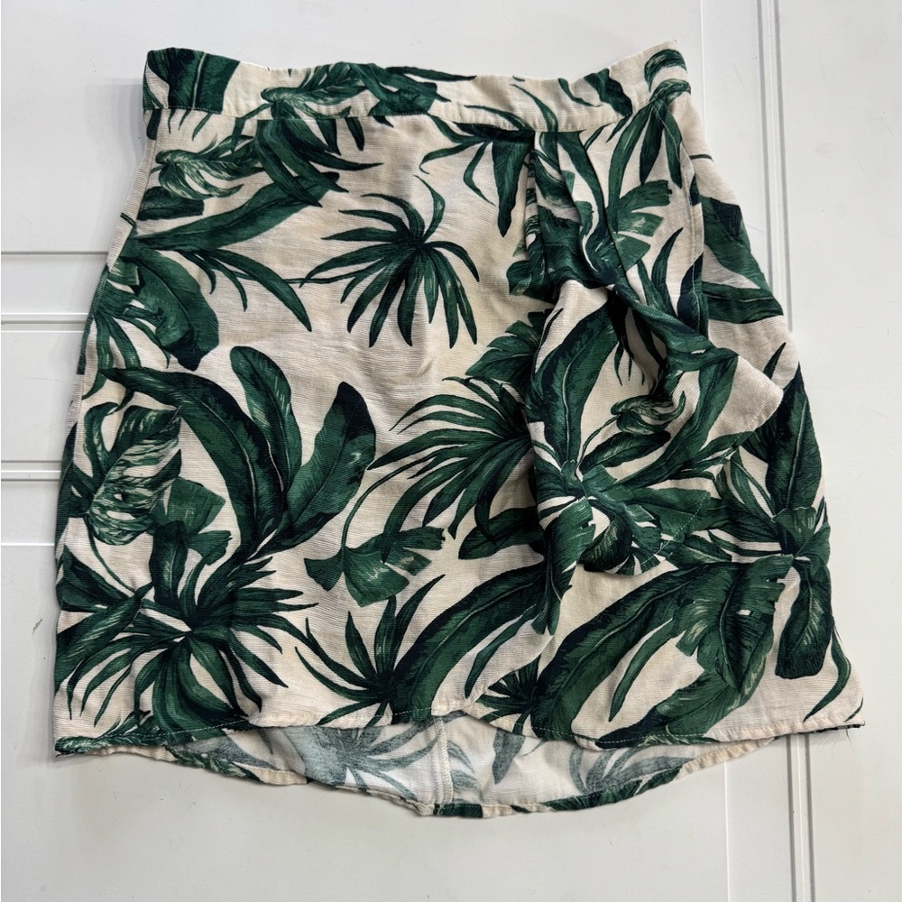 H&M Leaf Print Wrap Ruffle Mini Skirt Back Zip Size 8 Medium